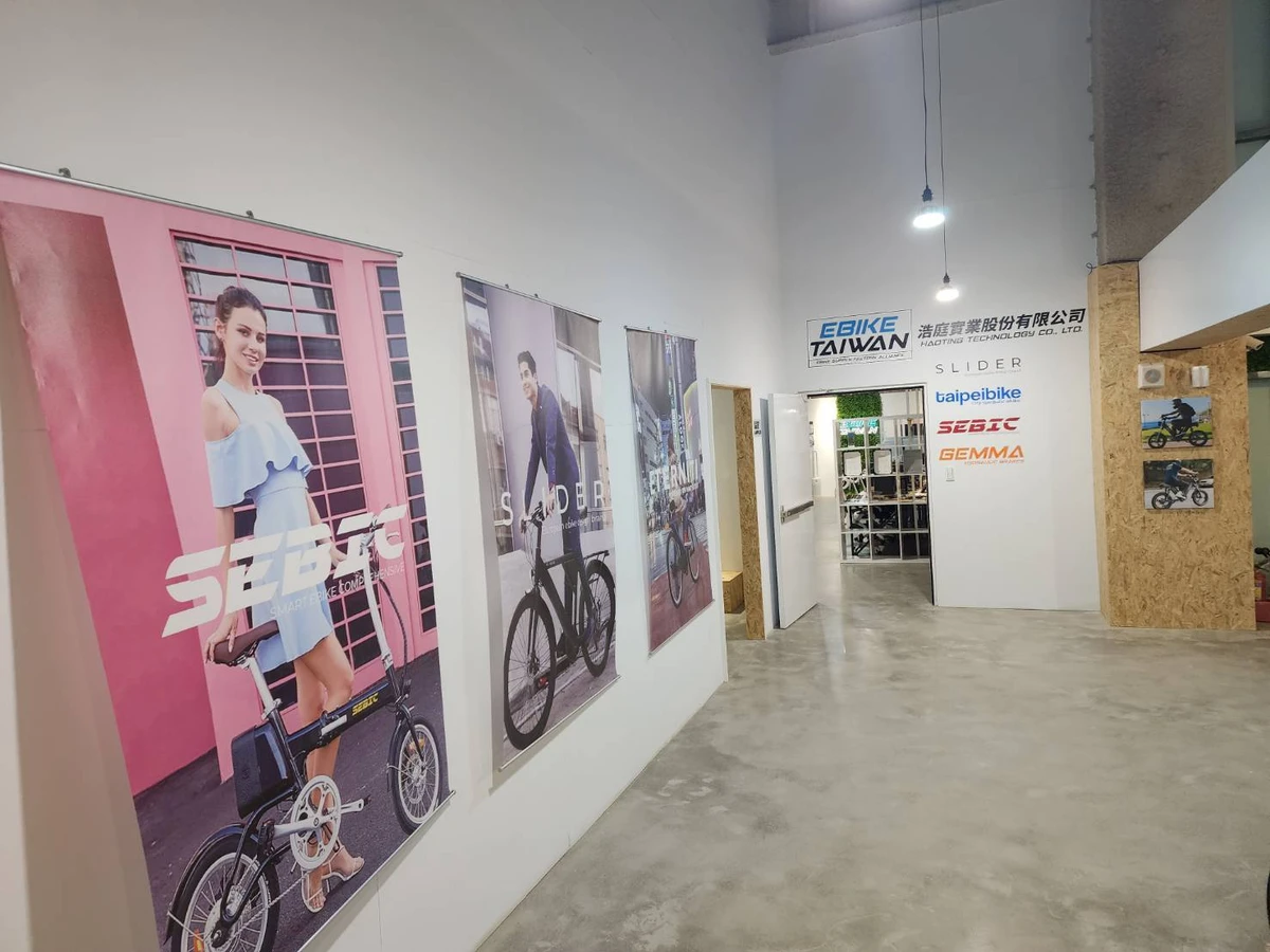 浩庭實業入口，牆上是 SLIDER、taipeibike、SEBIC、GEMMA 的品牌標誌